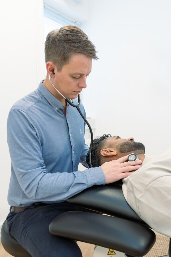 What are the symptoms of asthma and how can they be treated?